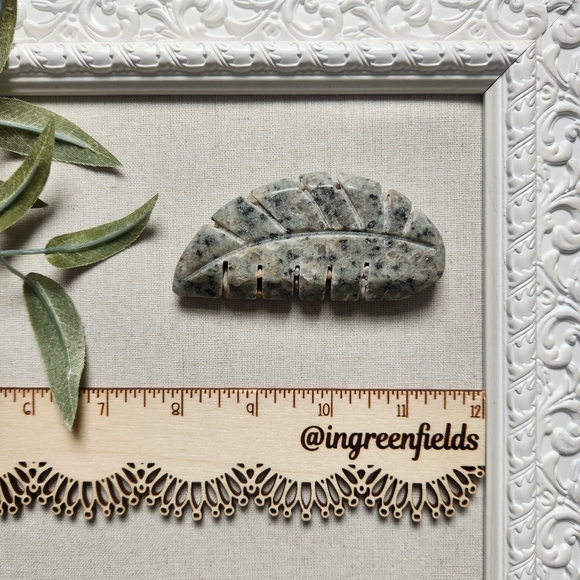 Kiwi jasper leaf carving - crystals gemstone rock - Picture 5 of 7